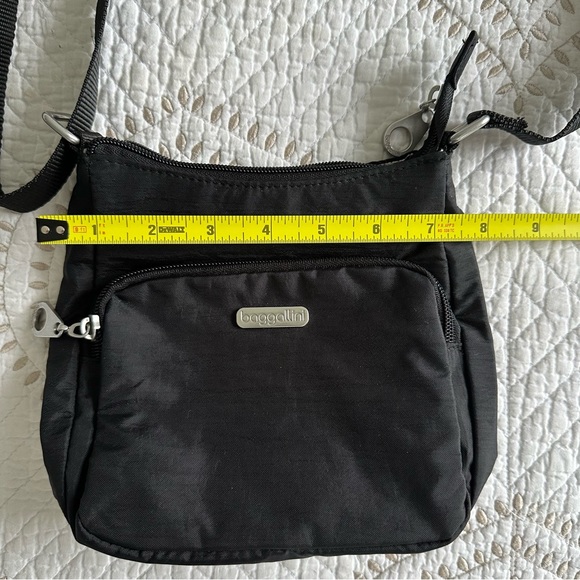 Baggallini black zip pocket crossbody bag - like new! - Picture 5 of 7